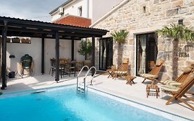 Blacksmith'S House - Rental House With Heated Pool